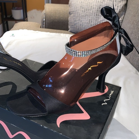 BNWOT Nina Ricci “Reena” Luster Black Heel 3” - Picture 2 of 11